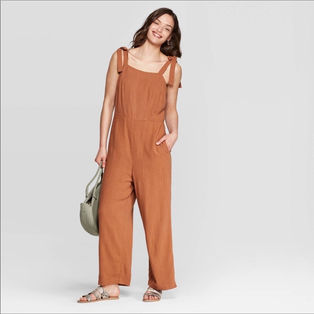 🌿 Excellent used condition Pumpkin Brown Cropped Overalls